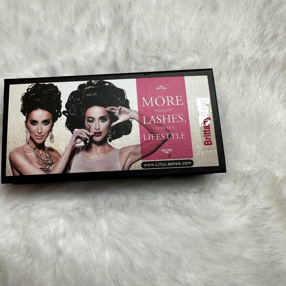 Lilly Lashes Dramatic Black Eyelashes - Picture 2 of 4